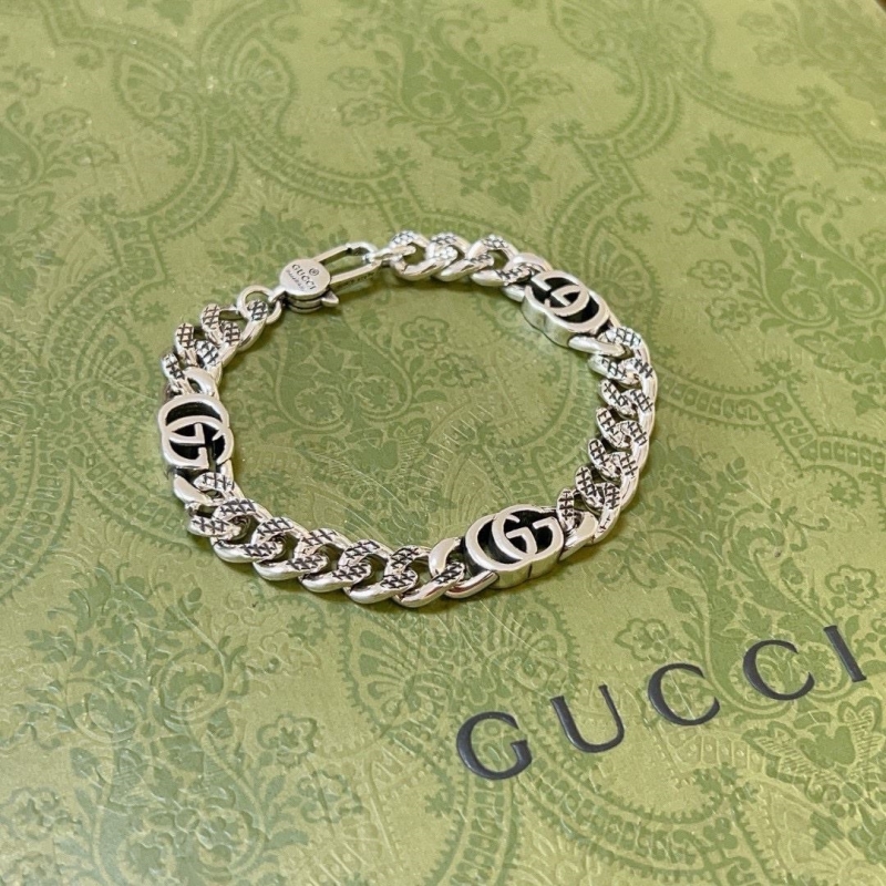 G*u*i bracelets